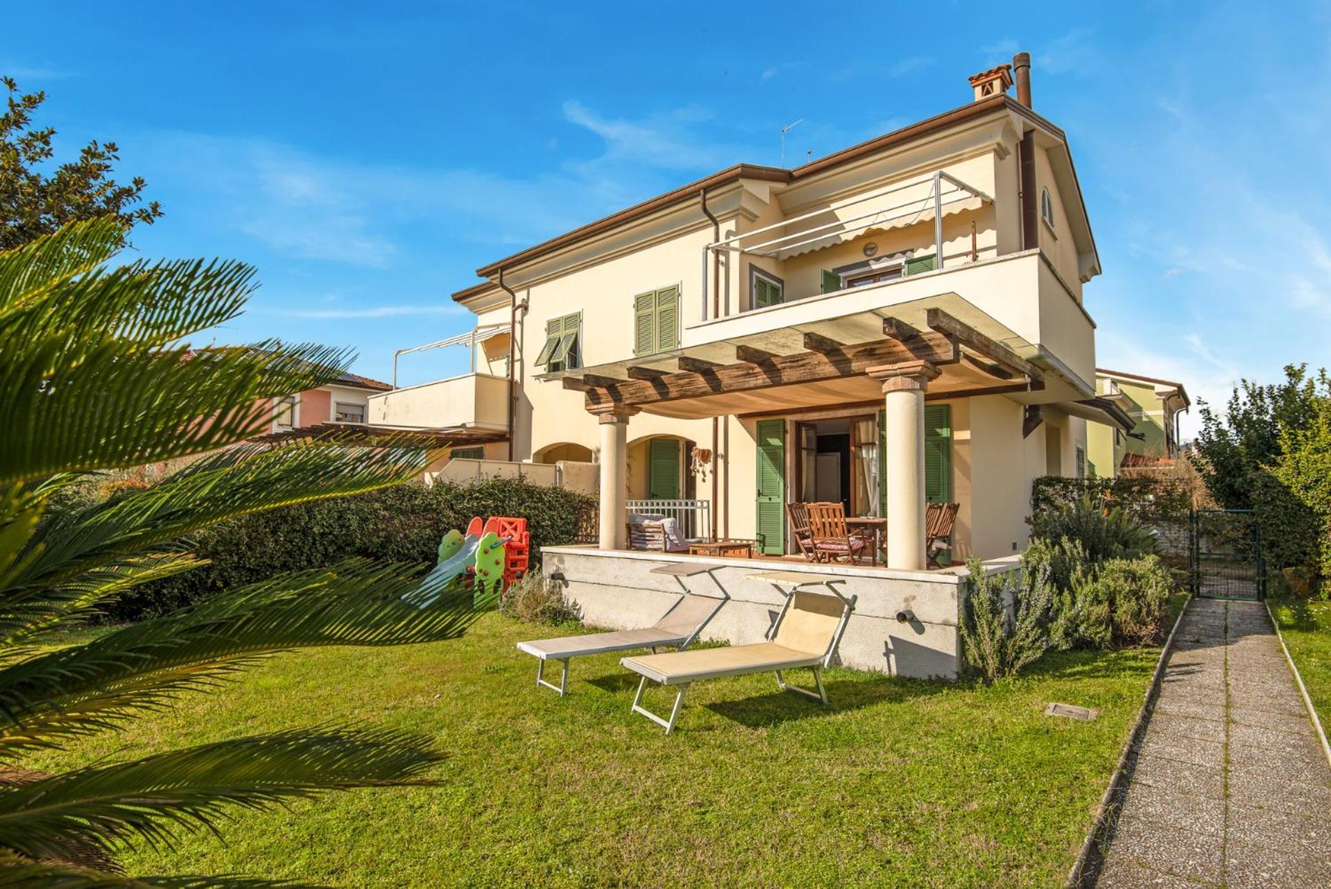 Splendido Monolocale Con Spazioso Giardino E Veranda A 500 Mt Dal Mare Marina Di Carrara Exterior photo