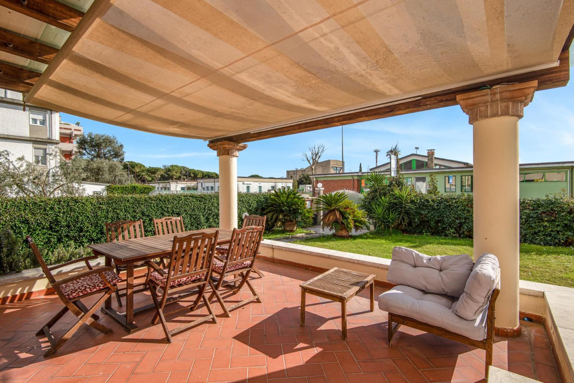 Splendido Monolocale Con Spazioso Giardino E Veranda A 500 Mt Dal Mare Marina Di Carrara Exterior photo
